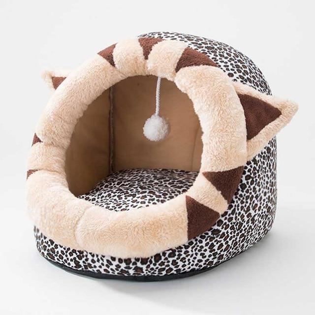 Plushy Pet Bed with Bom-Bom Ball - Petites Paws