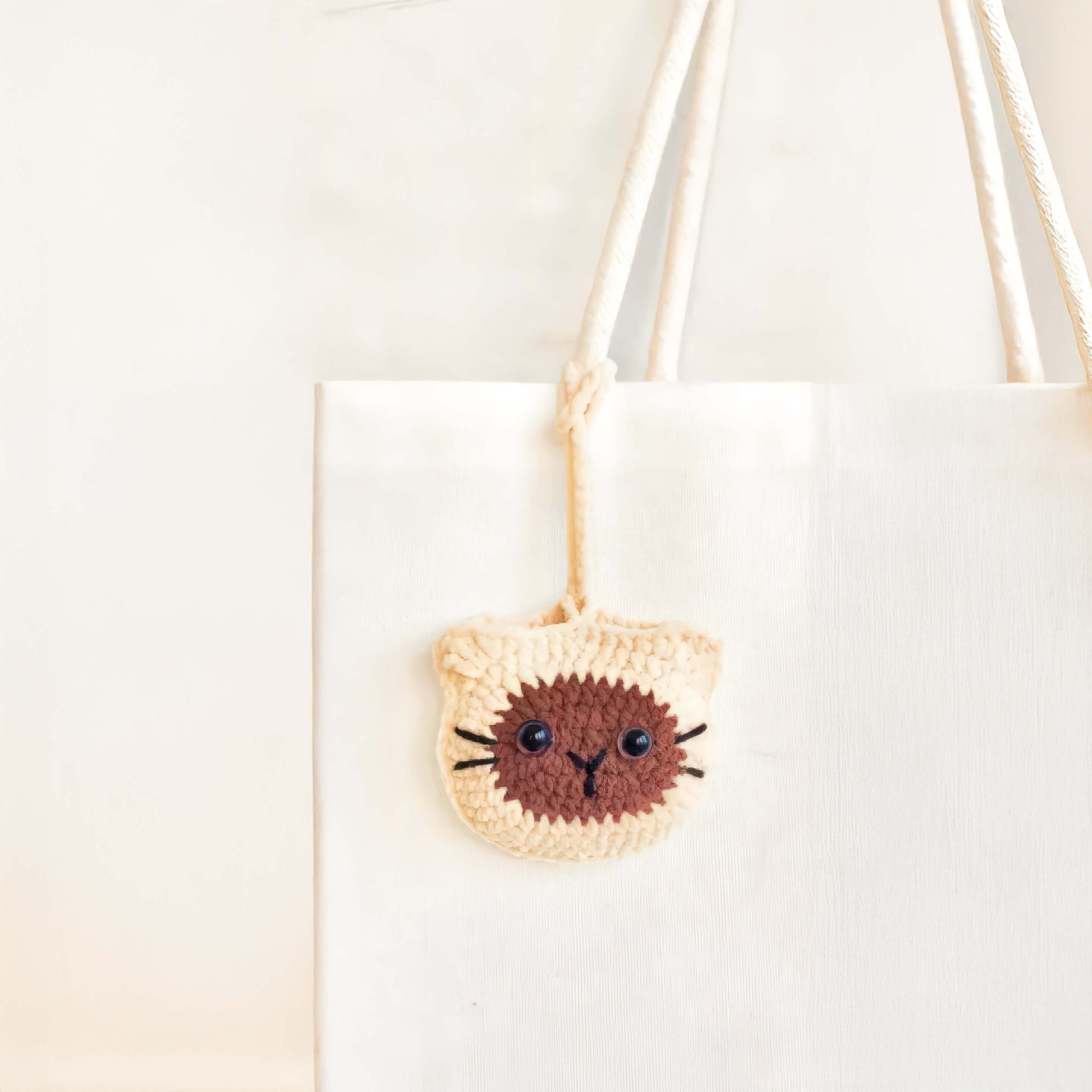 Crochet mini pouch pattern with Siamese cat face on tote bag – beginner-friendly PDF.