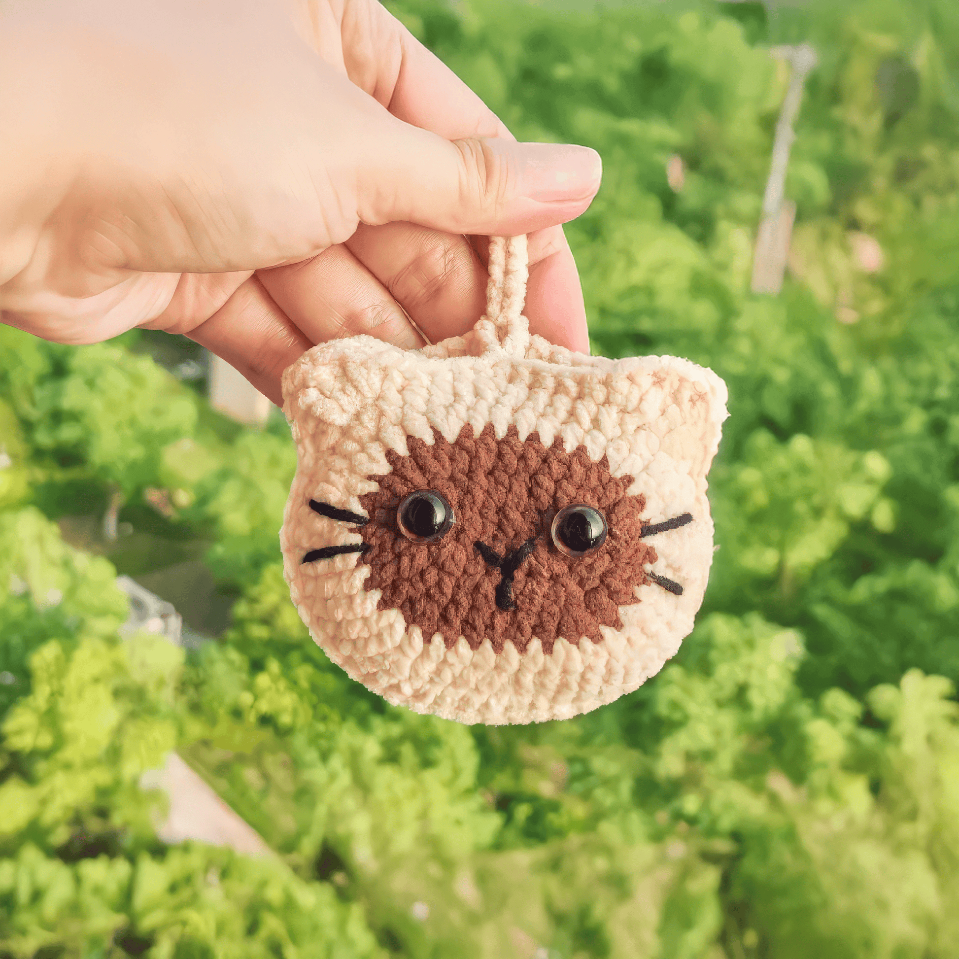 Beginner crochet pattern for a mini Siamese cat pouch – digital PDF download.