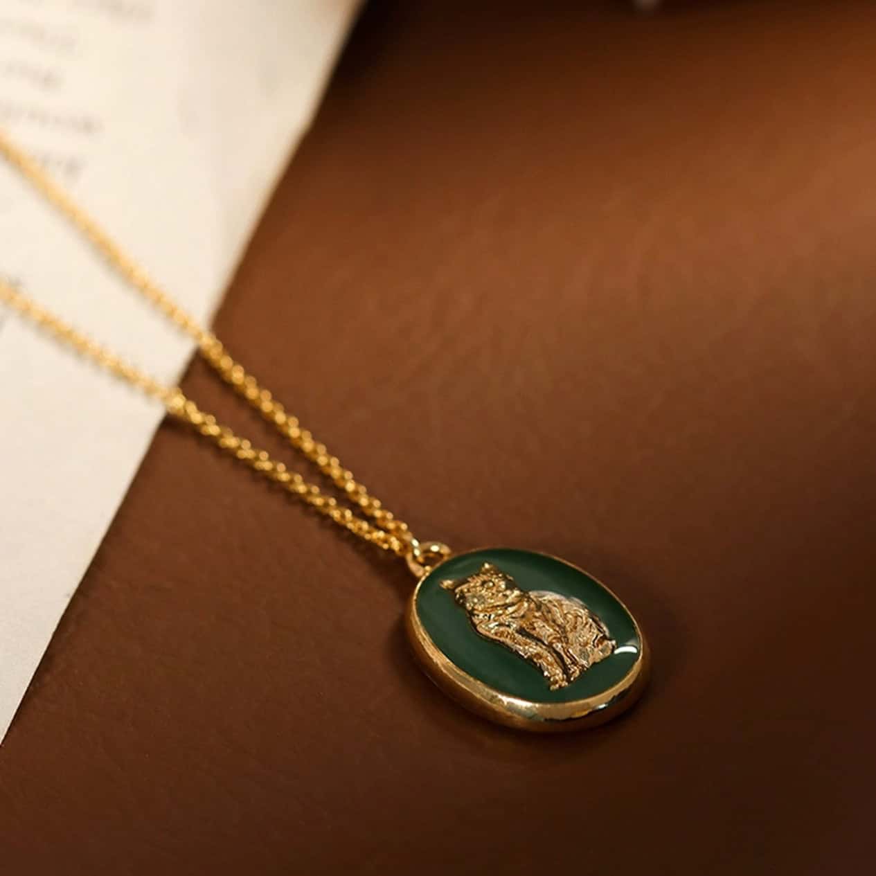 Vintage Cat Cameo medallion Necklace Gold Green