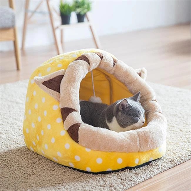 Plushy Pet Bed with Bom-Bom Ball - Petites Paws