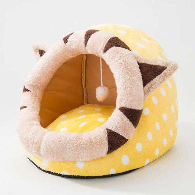 Plushy Pet Bed with Bom-Bom Ball - Petites Paws